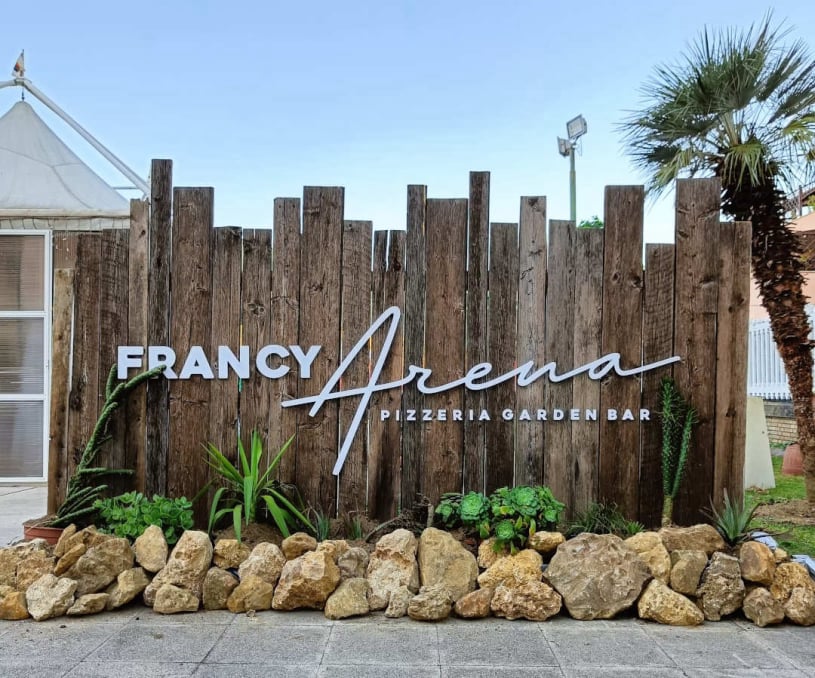 visiby-marketing-etico-allestimento-esterno-francy-arena-bar-orte-ingresso-totem-legno-di-recupero-logo-pvc-815x678